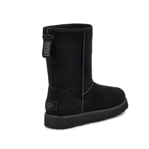 NWOT UGG Classic Short Logo Zip - Picture 2 of 14